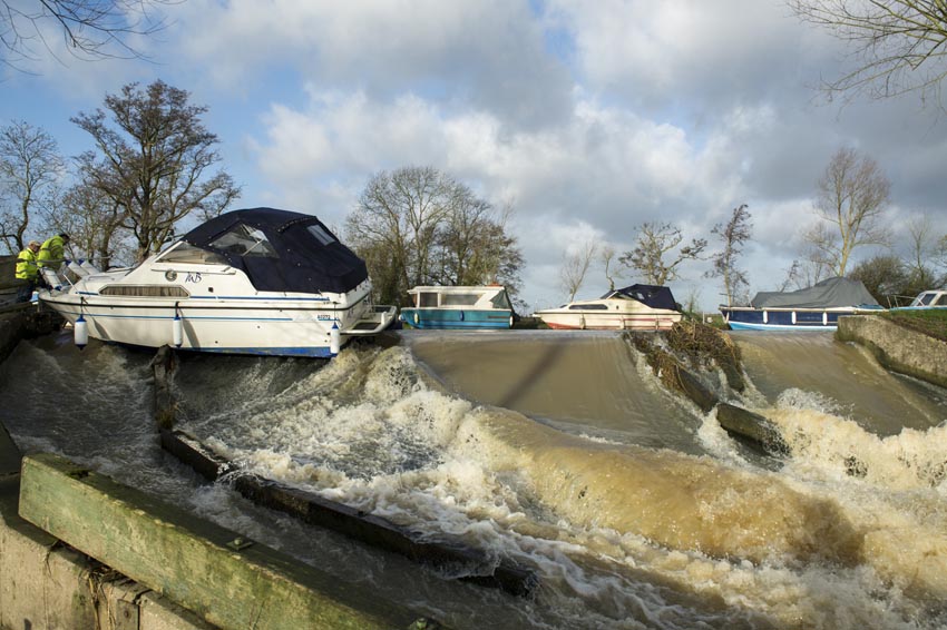 Stranded Fairline on River Chelmer, Essex Photos Simon Ford