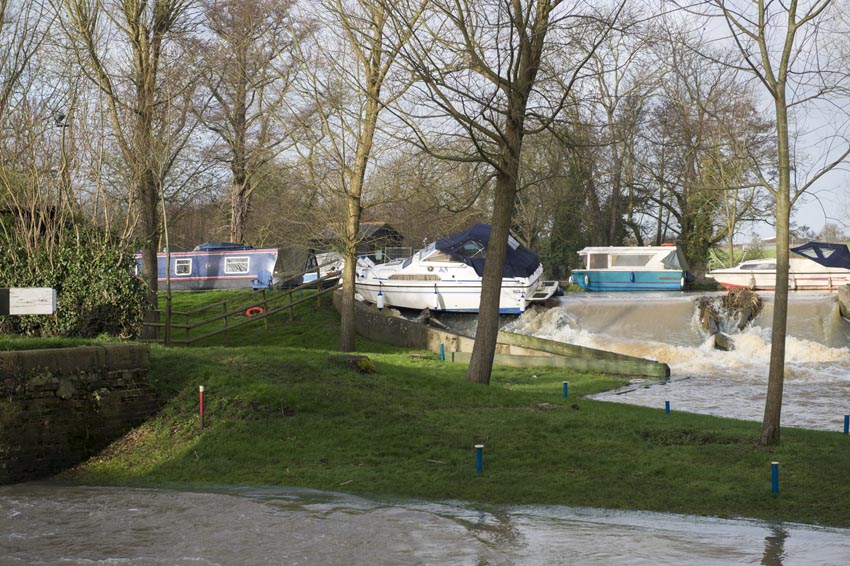 Stranded Fairline on River Chelmer, Essex Fairline boat stranded Essex