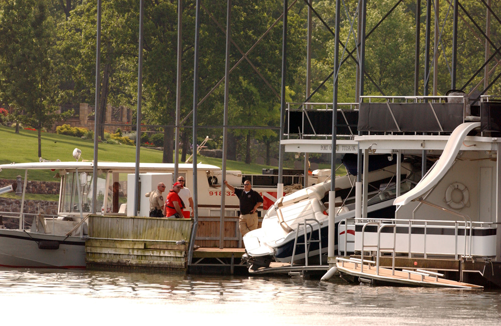 best boat photos speedboat hits houseboat.jpg