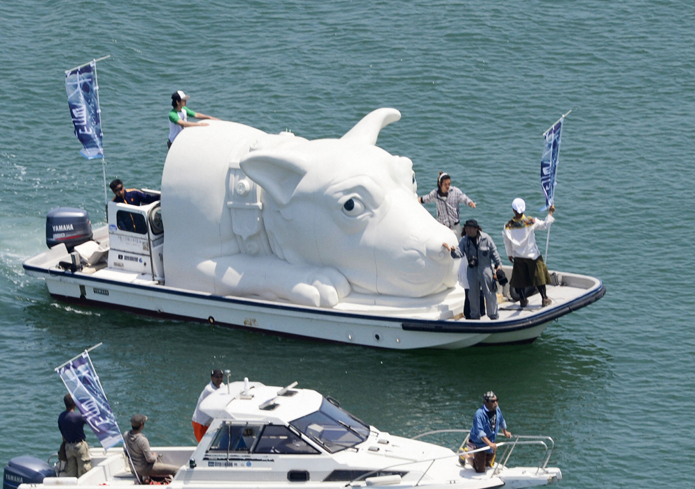 Best Boat Phots giant dog head in japan